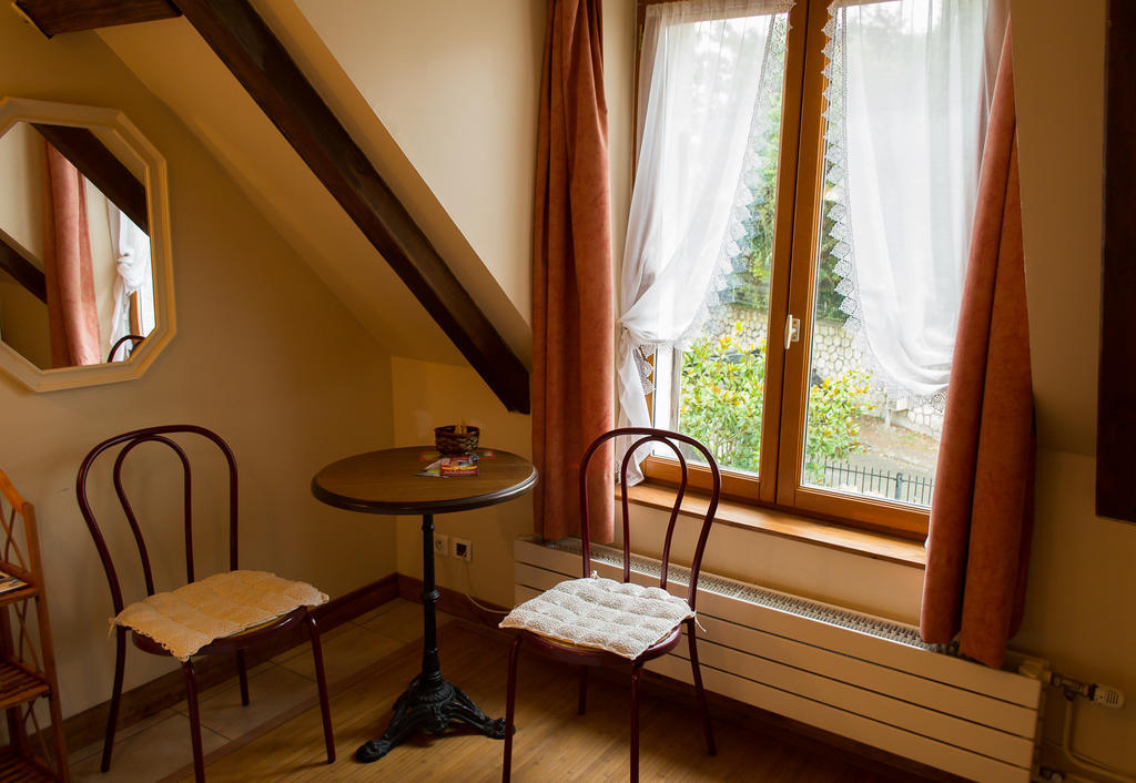 Chambres D'Hotes Sur La Courtine De Coucy Phòng bức ảnh